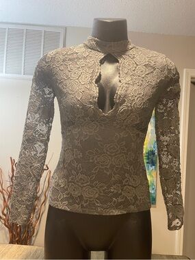 VENUS Grey Lace Keyhole Long-Sleeve Top, Size Small